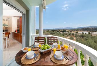 Aelia House Haraki has Balcony rooms