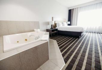 Country Inn & Suites by Radisson, Lancaster Amish Country , PA has rooms with a private hot tub