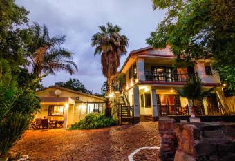 @The Villa Guest House allows 18 year olds to book a room