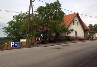 T   apartman allows 18 year olds to book a room