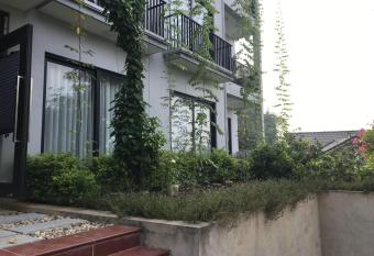 Th  i D    ng Hotel allows 18 year olds to book a room