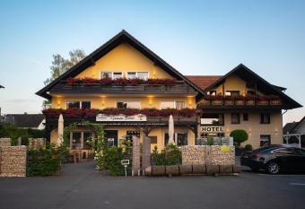 Hotel Garni Zum Gr  nen Baum has Balcony rooms