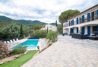 La Bastide des Alb  res has Balcony rooms