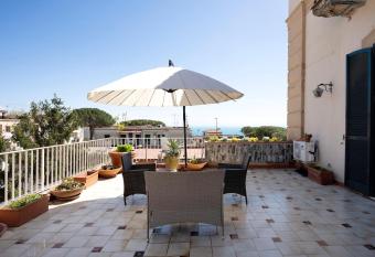 Divina Vietri has Balcony rooms