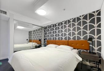 MetaWise Sydney CBD Haymarket City View 1Bed has rooms with a private hot tub