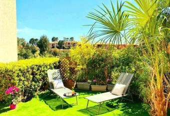 5 min des plages 2 pi  ces jardin Th  oule sur Mer has Balcony rooms