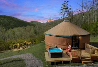Modern Yurt w Amazing Views Hot Tub WiFi Grill has Balcony rooms