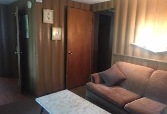 Amber Lantern One-Bedroom Cottage has Balcony rooms