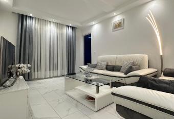 Appartement moderne avec SPA has rooms with a private hot tub