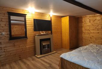 Refugiul Rustic has rooms with a private hot tub