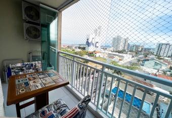 Vista pro mar e piscina! Pertinho do Beto Carrero has Balcony rooms