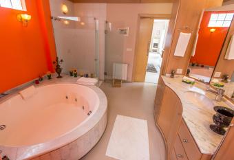 Girass  is da Lagoa - Guesthouse allows 18 year olds to book a room