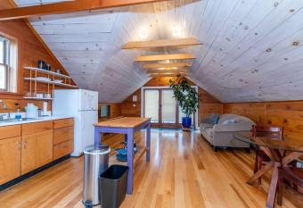 Bright and Cozy Treehouse Apartment has Balcony rooms