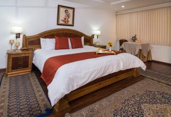 Hotel Cordero has rooms with a private hot tub