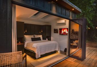 Glamping cabin with private deck and hot tub! allows 18 year olds to book a room