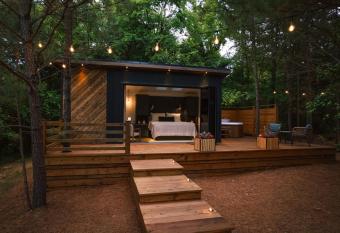 Luxury tiny house with hot tub and private deck! allows 18 year olds to book a room