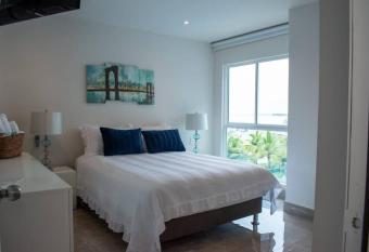 Apartamento frente al mar has rooms with a private hot tub