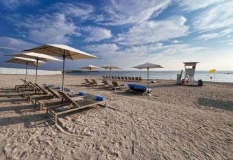 (null) has rooms with a private hot tub