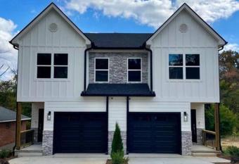 NEW Luxury Home Downtown Pet Friendly Fenced Yard has Balcony rooms