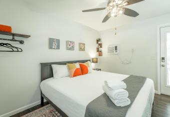 12 The Gray Room - A PMI Scenic City Vacation Rental has Balcony rooms