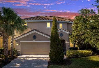 Luxury House - WaterPark Access Private Pool and Jacuzzi has rooms with a private hot tub