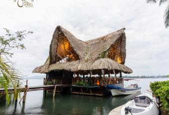 Casa Caoba RD has rooms with a private hot tub