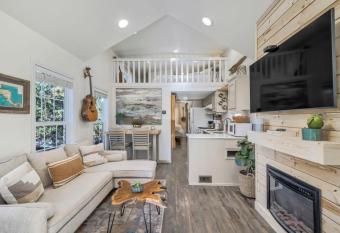 1BR Modern Mountain Tiny Home has Balcony rooms