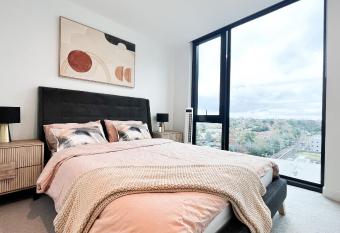 Apartment next to public station, BoxHill Central, 2 Bedrooms, free parking and wifi has Balcony rooms