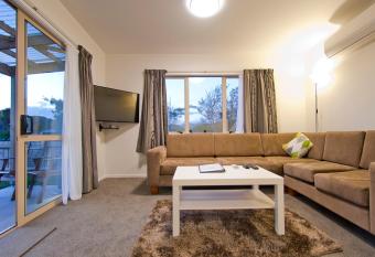 The Olive Motel has rooms with a private hot tub