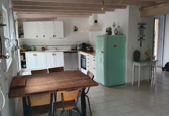 Au bord du Lac et sous les pins has Balcony rooms