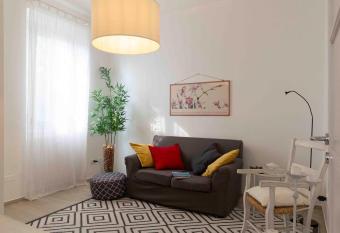 ROSSENA HOME tranquillo appartamento, con giardino, vicino al centro ed all Ospedale Santa Maria Nuova SMN allows 18 year olds to book a room