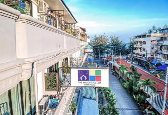 THE BEACH CHA AM Guest House has Balcony rooms
