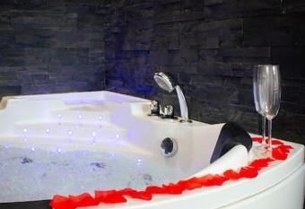 L escapade - Jacuzzi & Terrasse has rooms with a private hot tub