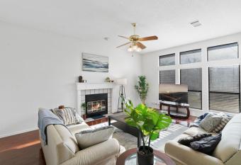 Free Early Check-in - Large Spacious Yard - Sleeps8 allows 18 year olds to book a room