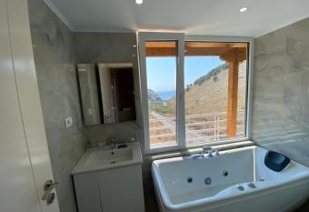 Karos Hotel Llaman has rooms with a private hot tub