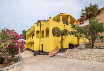 Sunce has Balcony rooms