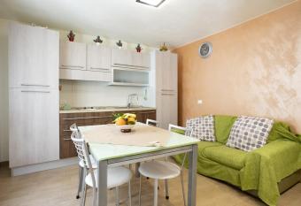 Custonaci 25 has Smoking/Balcony rooms