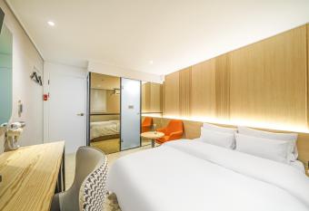 No 25 Hotel Dongam Branch allows 18 year olds to book a room