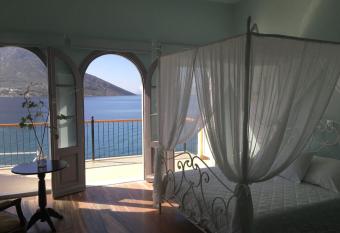 MasouriBlu Boutique Hotel has Balcony rooms