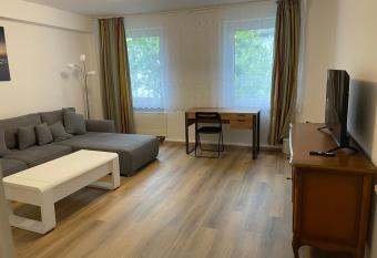 Zentrale 200m entfernt von HBF Bis 6 G  ste mit 3 zimmer 80m2 allows 18 year olds to book a room