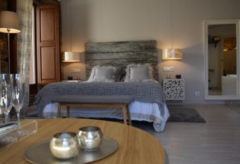 Casas de Outeiro has rooms with a private hot tub