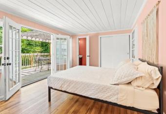 The Peacock House - Close to Restaurants and Shops has Balcony rooms