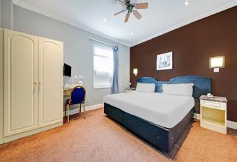 OYO Bostons Manor Hotel allows 18 year olds to book a room