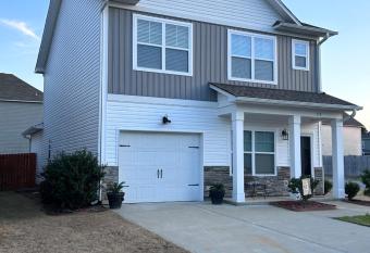 Beautiful new 4 Bdr home- in quite small community allows 18 year olds to book a room