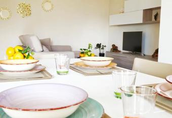 Casa il Frutteto Pompei has rooms with a private hot tub