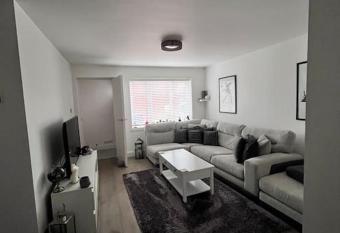 Luxury Ground Floor Maisonette allows 18 year olds to book a room