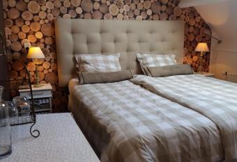 Logement Hellevoetsluis has rooms with a private hot tub