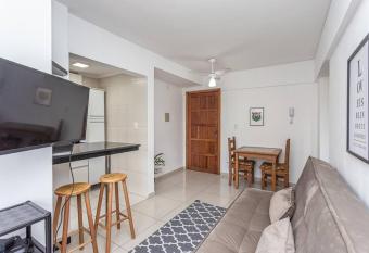 Ensolarado e iluminado! allows 18 year olds to book a room