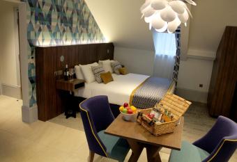 91 Aparthotel Jesmond Road allows 18 year olds to book a room