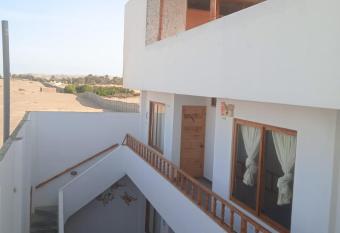 HOSPEDAJE PARACAS SUR has Balcony rooms